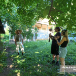 Păcală și echipa de filmare în timpul realizării proiectului „Păcală în era digitală”, la Stoenești, Vâlcea