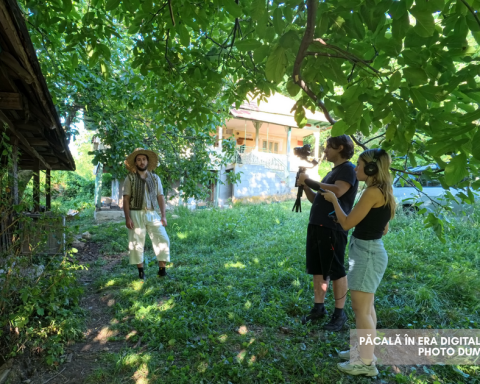 Păcală și echipa de filmare în timpul realizării proiectului „Păcală în era digitală”, la Stoenești, Vâlcea