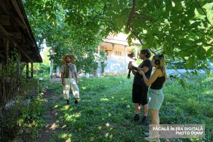 Păcală și echipa de filmare în timpul realizării proiectului „Păcală în era digitală”, la Stoenești, Vâlcea