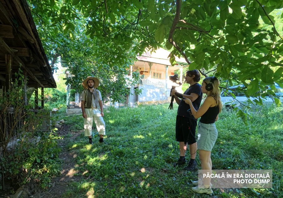 Păcală și echipa de filmare în timpul realizării proiectului „Păcală în era digitală”, la Stoenești, Vâlcea